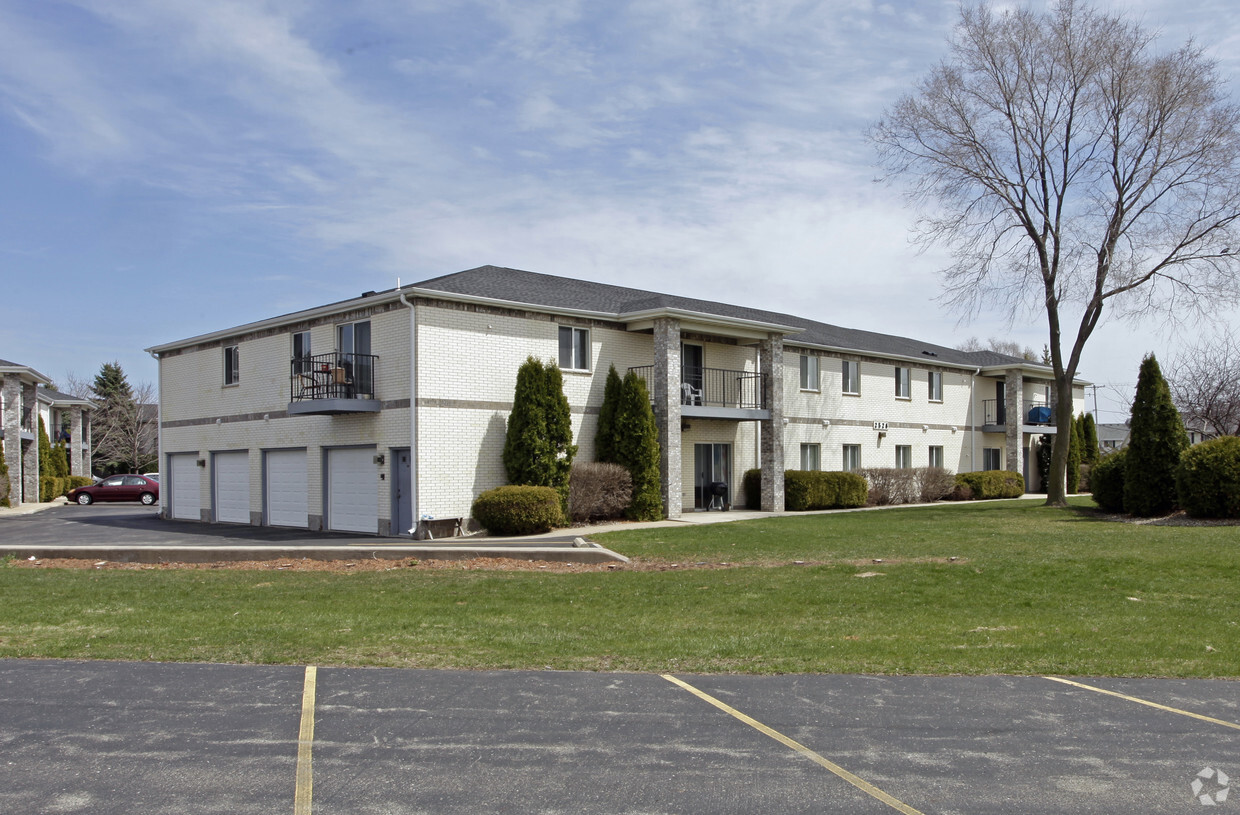 Primary Photo - Sterling Court Apartments