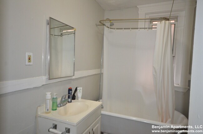 Building Photo - 463 Park Dr