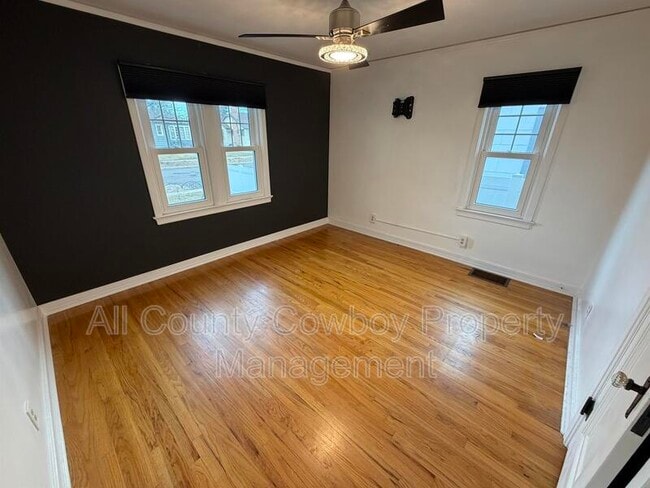 Building Photo - 209 E 2nd Ave