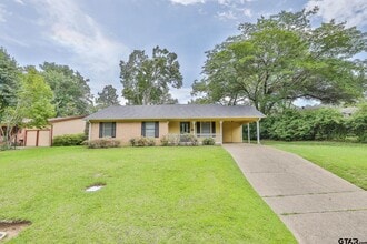 Building Photo - 1707 Sampson Dr
