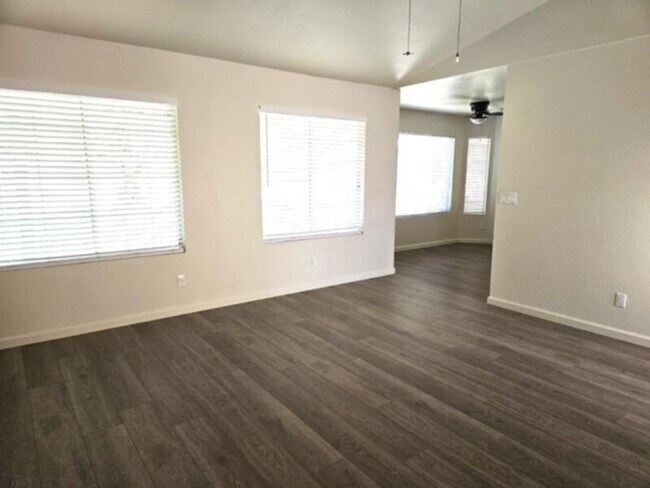 Foto del edificio - Beautifully updated home with fresh finishes throughout SOLAR SOLAR SOLAR save tons on your bill