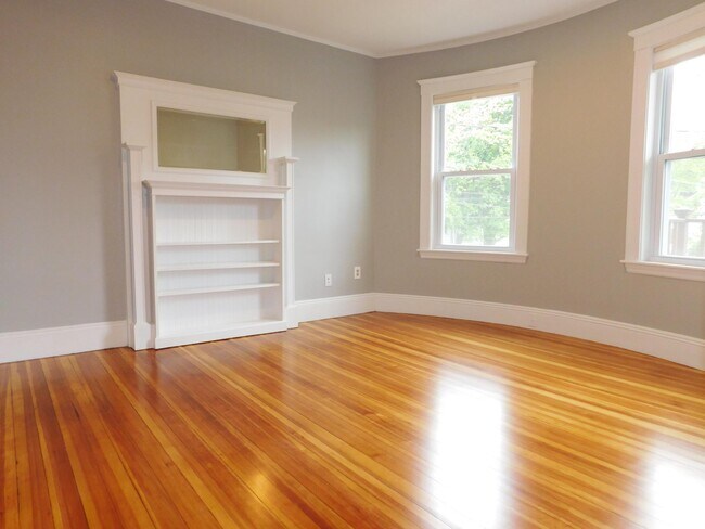Building Photo - 15 Castleton St