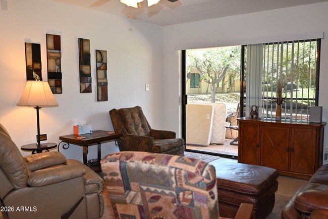 Foto del edificio - 8649 E Royal Palm Rd