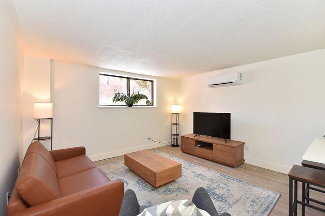 Building Photo - 160 Dowling Ave Toronto