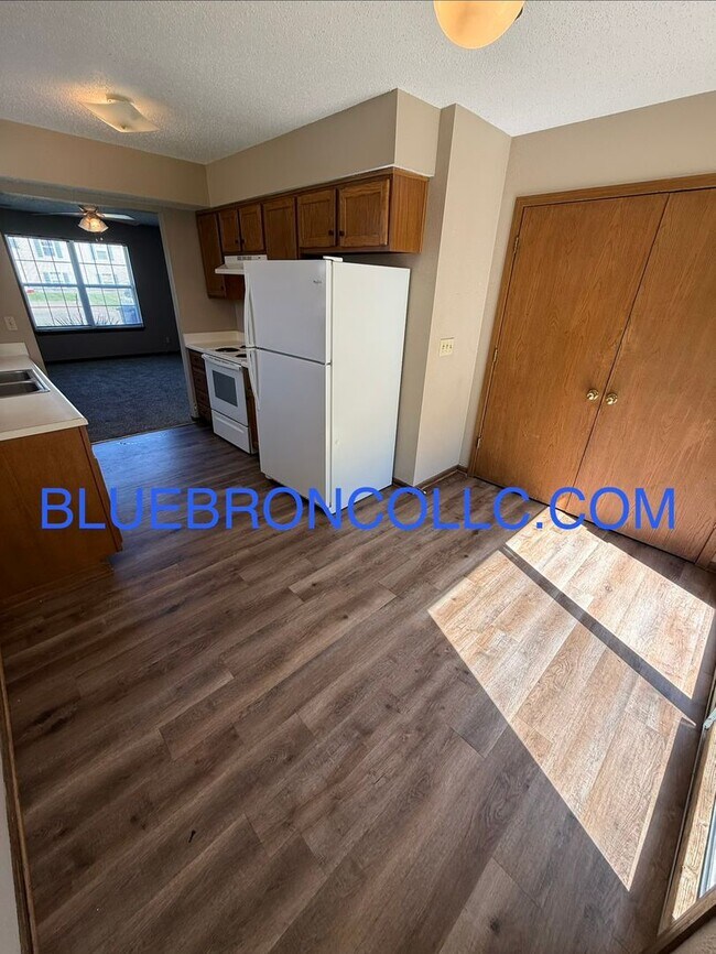 Building Photo - Spacious 4 bedroom unit with many features to love.