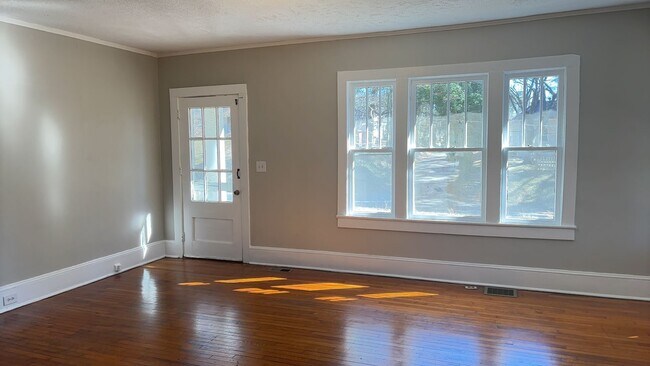 Foto del edificio - 3 Bedroom 1.5 Bathroom Renovated House.   ...