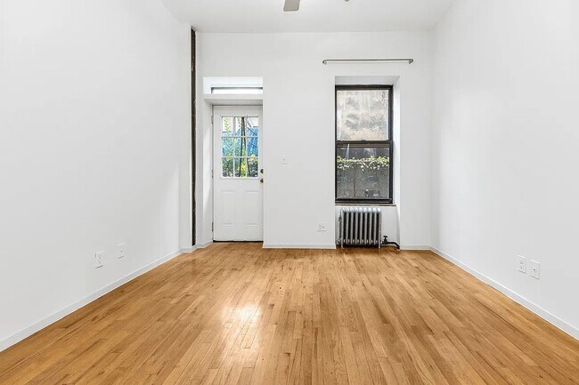 Foto del edificio - 406 W 48th St