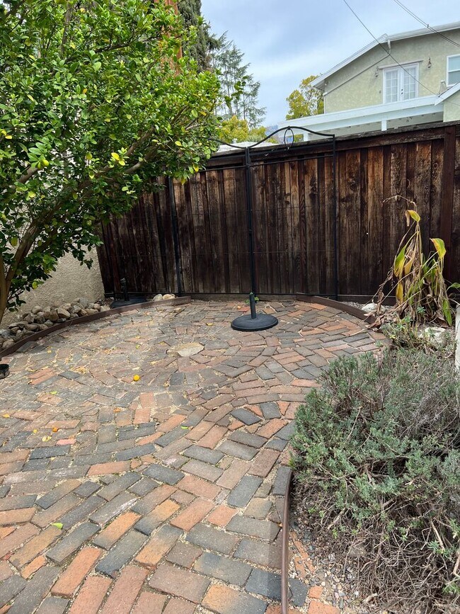 Building Photo - Charming upgraded home in Historic Redlands!