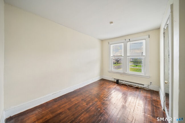 Building Photo - 143 Divinity St