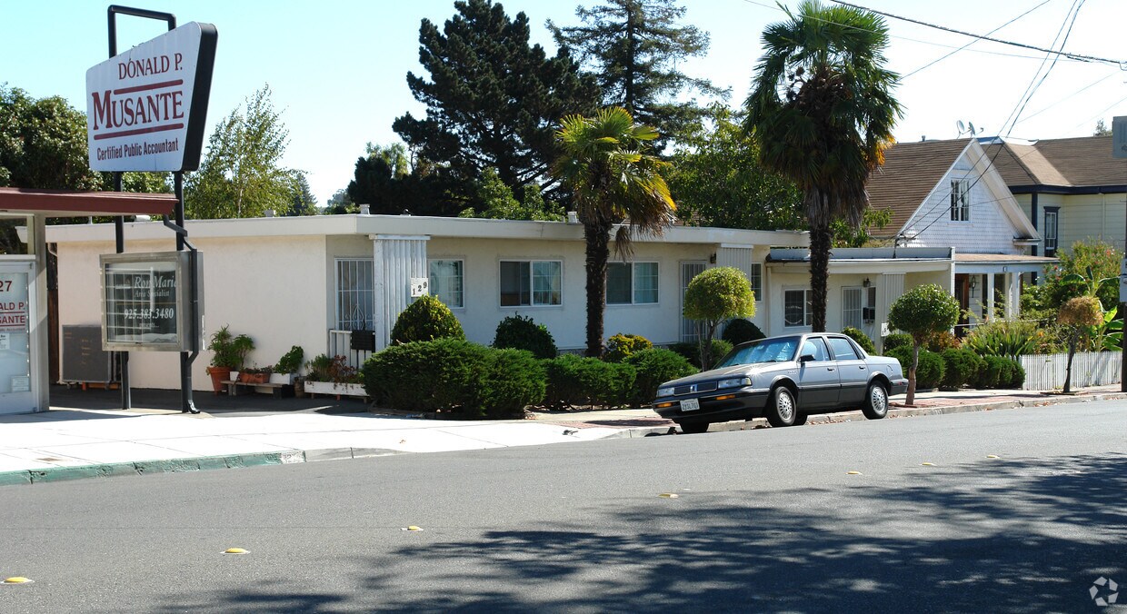 Primary Photo - 129-133 E H St
