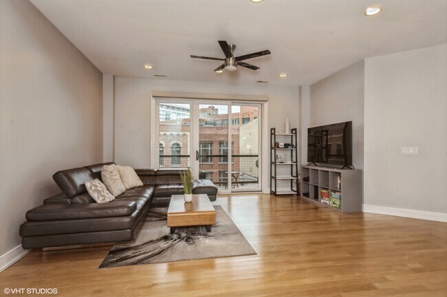 Foto del edificio - 680 N Milwaukee Ave