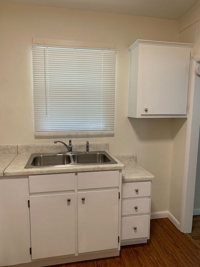 Foto del edificio - 174-174 Hart Ave