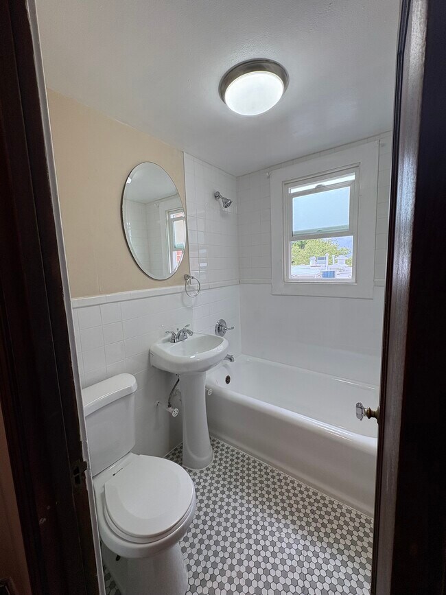 Baño - Lenox Avenue Apartments
