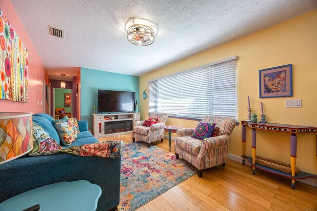 Foto del edificio - 214 Lucerne Dr