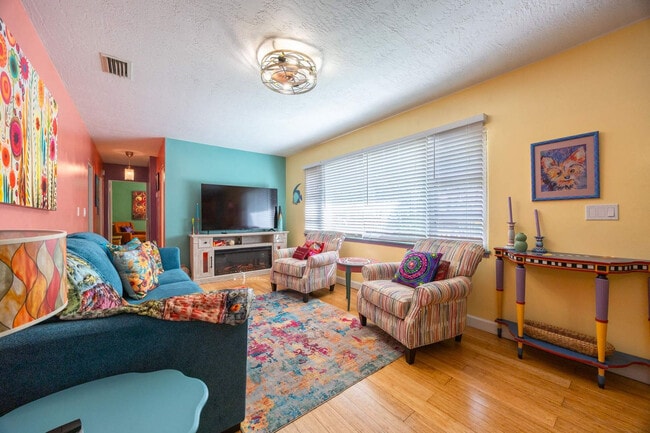 Building Photo - 214 Lucerne Dr