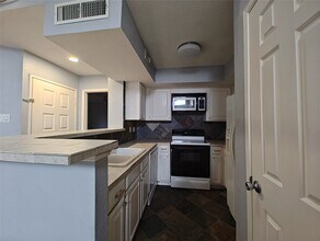 Building Photo - 10855 Meadowglen Ln