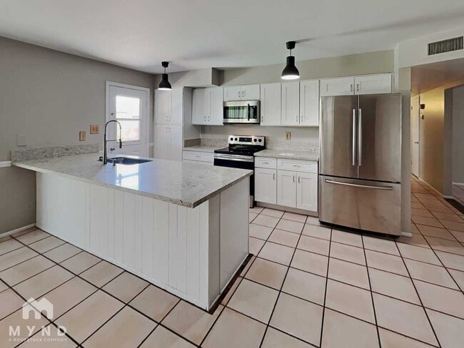 Building Photo - 537 E Laguna Dr