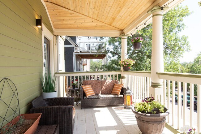 Foto del edificio - BEAUTIFUL 4 Bedroom West Side Victorian