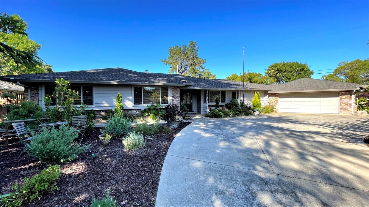 Primary Photo - 20135 Chateau Dr