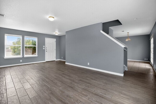 Building Photo - Charming Home with Large Living Room & Ext...