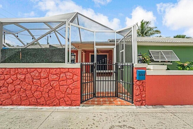 Building Photo - 532 N Palmway