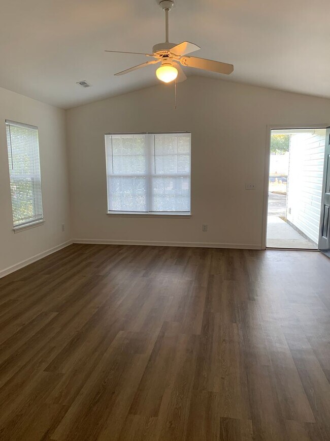 Foto del edificio - 3 Bedroom, 2 Bath House Available 1/15/2026