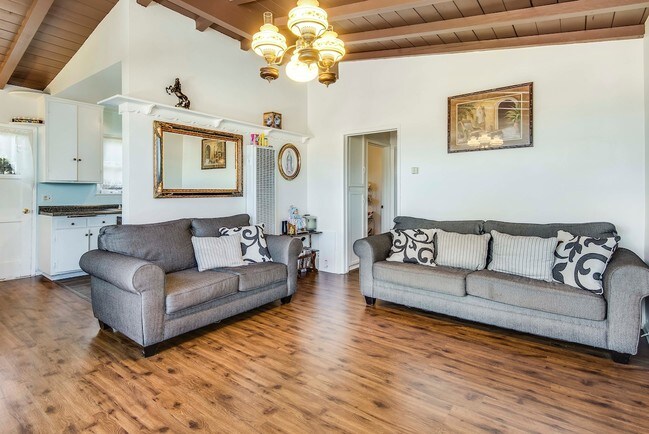 Interior Photo - 1608-1612 Plaza del Amo