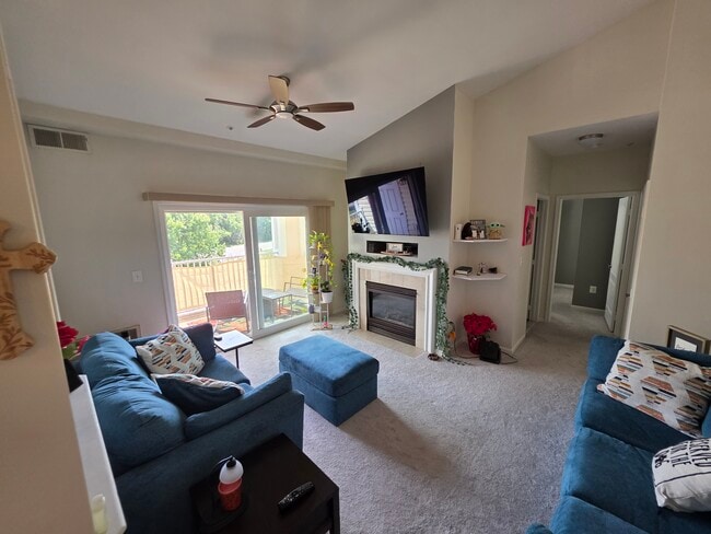 living room - 43300 Marymount Ter