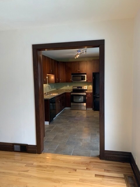 Vista de la cocina desde el comedor formal. - 1818 E 7th St