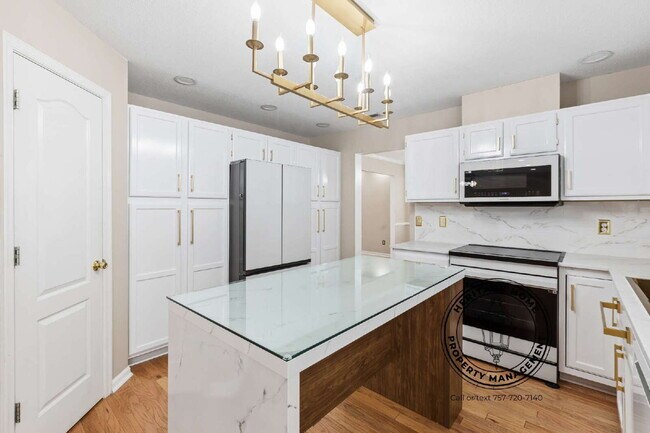 Foto del edificio - "Charming 4-Bedroom Retreat with Fireplace & Hardwood Floors on Michelle Drive!"