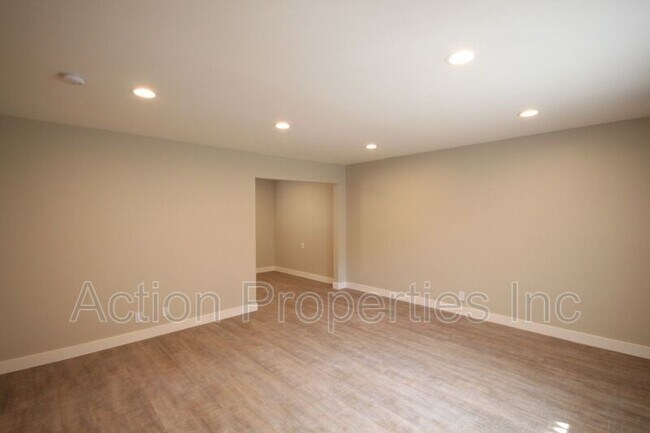 Building Photo - 685 Foxtail Dr
