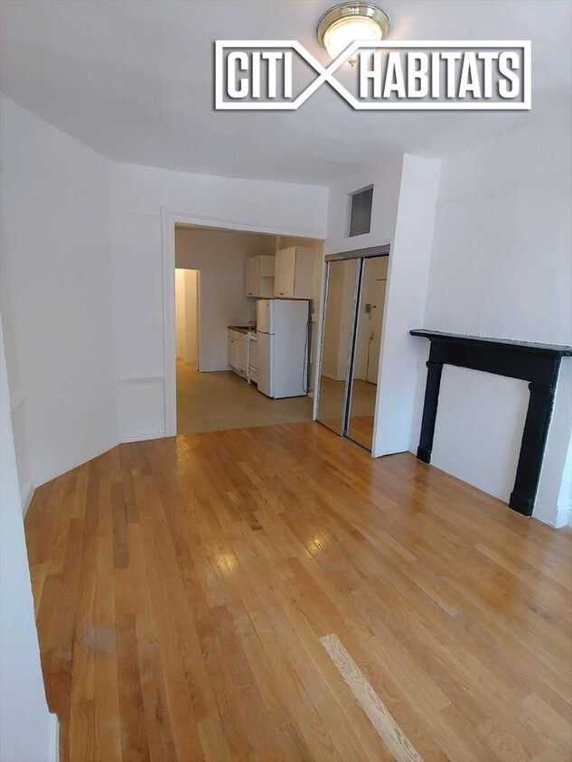Building Photo - 456 W 45th St