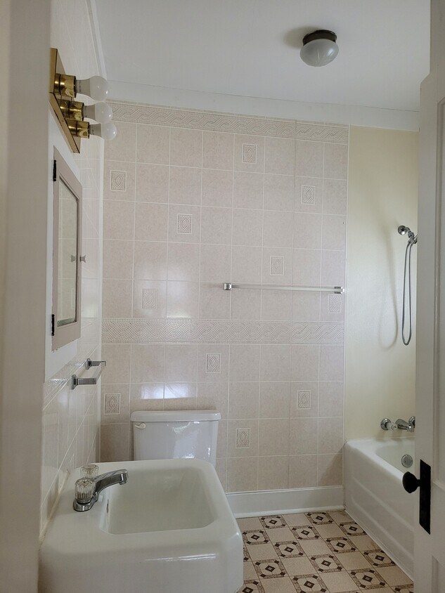 411 S 4th St Unit 2, Effingham, IL 62401 Apartments in Effingham, IL