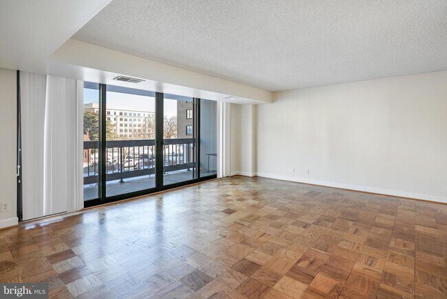 Foto del edificio - 3800 Fairfax Dr