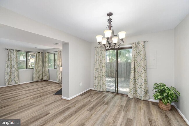 Building Photo - 10673 Spring Oak Ct