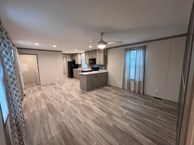 Foto del edificio - 396 Sterling Dr