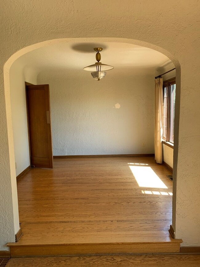 Building Photo - Spacious 4 Bed/1.5 Bath House in desirable...