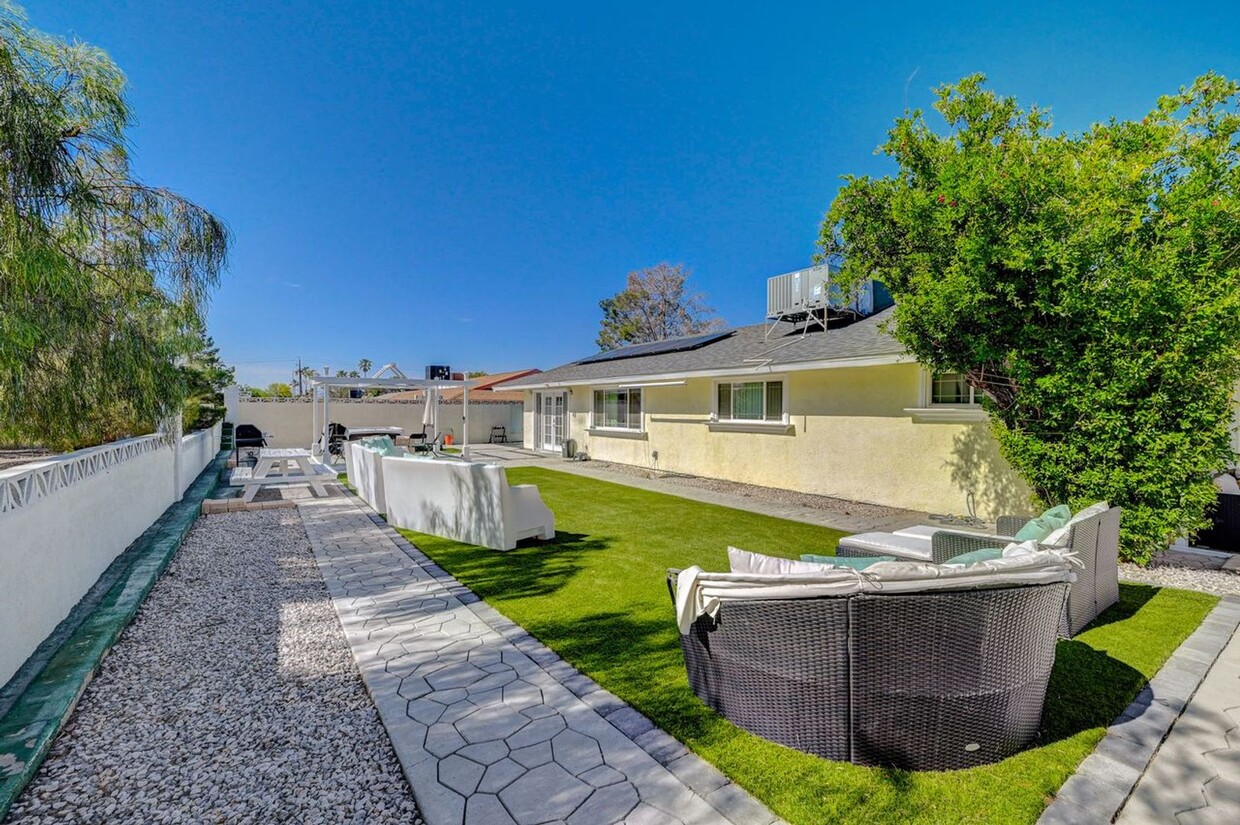 Foto principal - Beautiful single-story custom home featuri...
