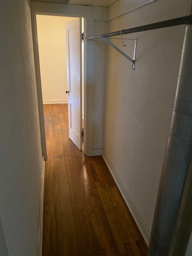 Building Photo - 1 Bedroom with Basement & Enclosed Yard