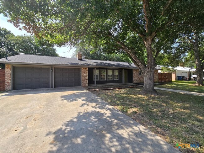Foto del edificio - 1360 Poppy Ln