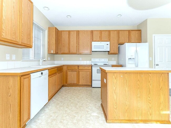 Building Photo - 176 SE 43rd Ave