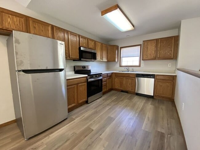 Building Photo - $1,750 | 3 Bedroom, 2 Bathroom Townhouse |...