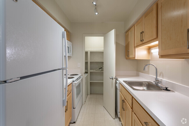 1 BR, 1 BA - Silver Birch - 790 SF - Kensington Manor Apartments