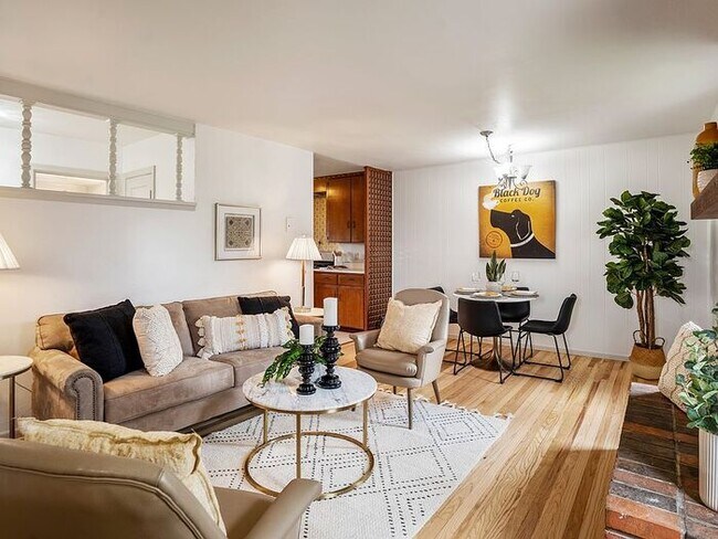 Foto del edificio - 2 Bed and 1 bath charming and move-in-ready home