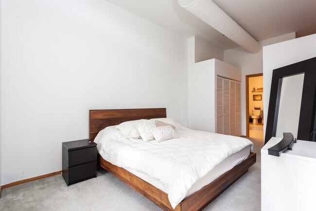 Building Photo - 910 S Michigan Ave