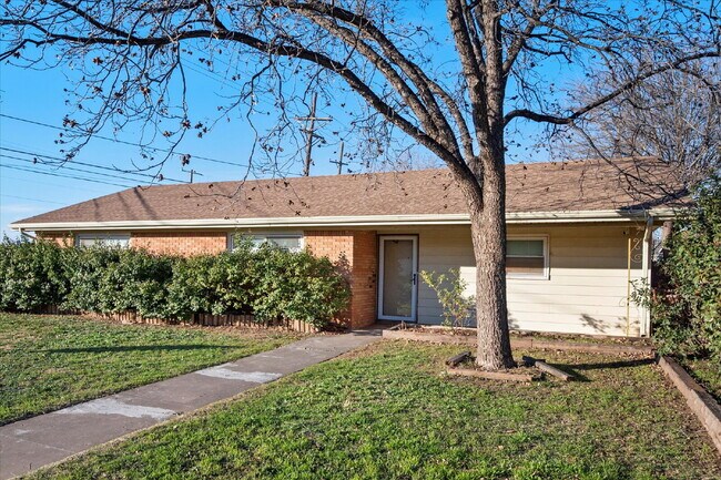 Building Photo - Fully Furnished Long Term Rental! 4 Bed 2 bath!