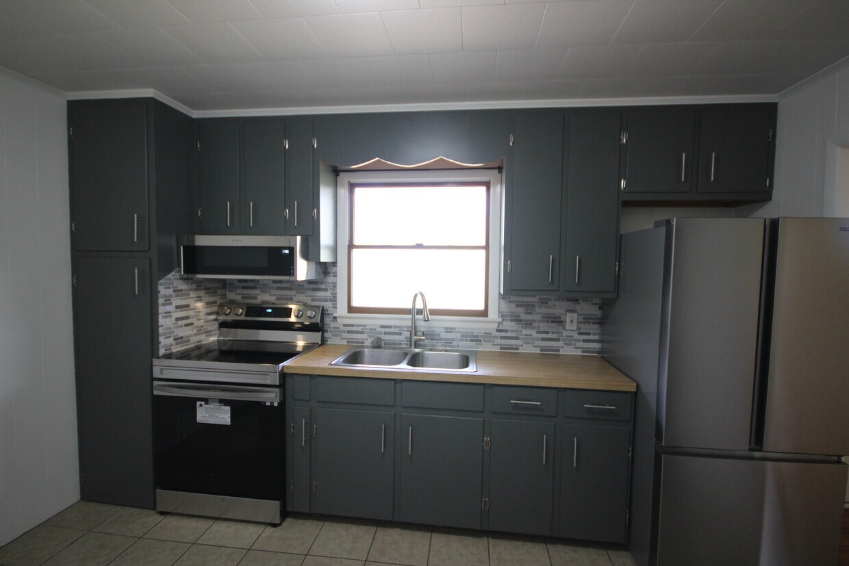 Example Photo - updated kitchen in similar apartment - 2095 Mountain View Ave