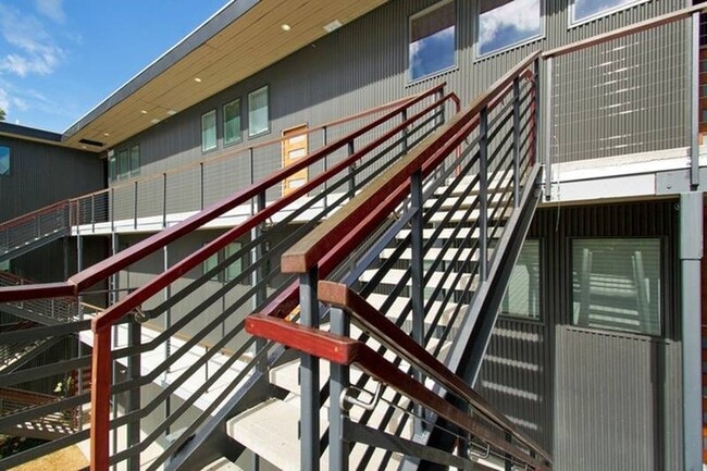 Building Photo - Lofts at 305