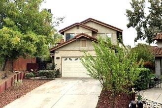 Building Photo - 2516 Roca Dr