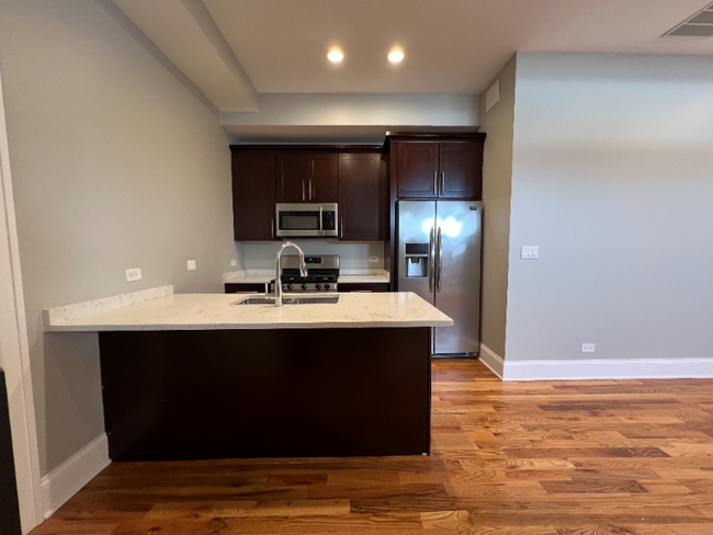 Foto del edificio - 3533 W Armitage Ave
